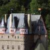 Крепость Eltz 2012: Импозантный вид крепости с вновь уложенными сланцевыми кровлями